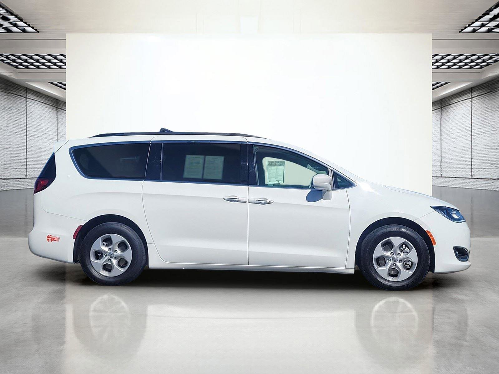 Used 2018 Chrysler Pacifica Touring Plus image 6