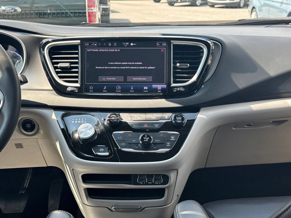 Used 2023 Chrysler Pacifica Touring-L FWD image 17