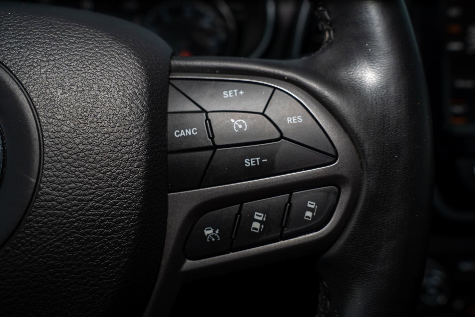 Used 2019 Jeep Cherokee Limited w/ Luxury Group image 32