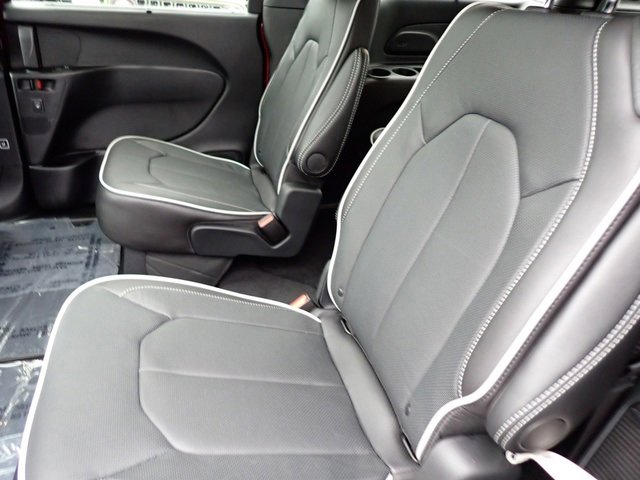 New 2026 Chrysler Pacifica Limited image 12