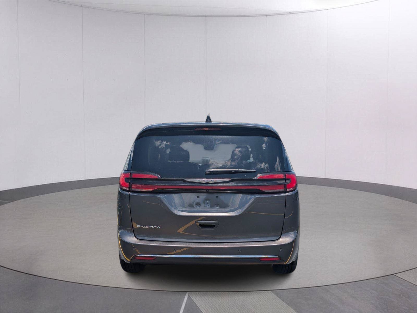 Used 2023 Chrysler Pacifica Touring-L FWD image 4