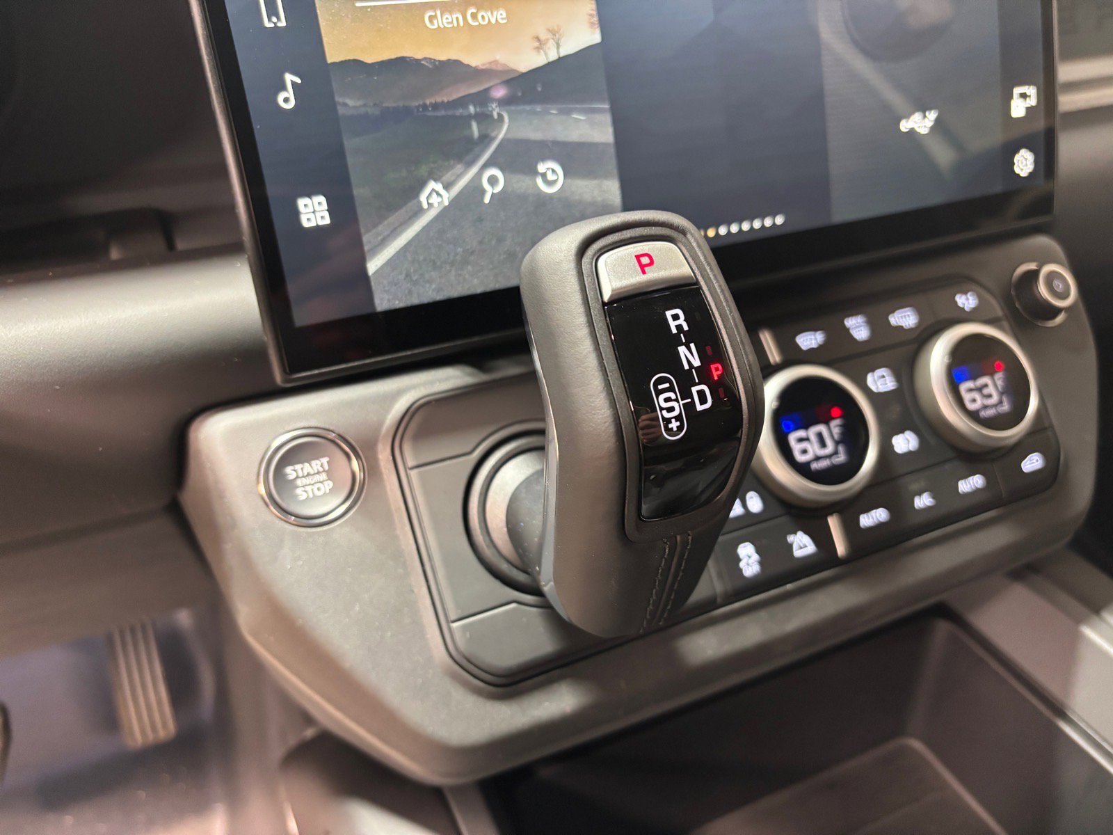 New 2026 Land Rover Defender 130 X-Dynamic SE AWD/4WD image 16