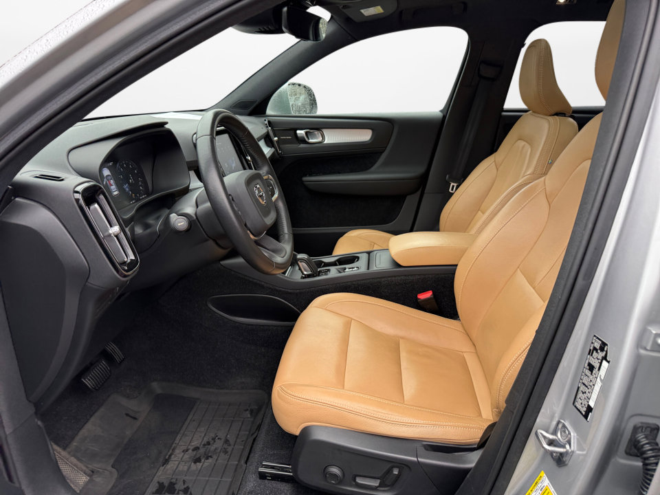 Used 2019 Volvo XC40 T5 Momentum image 9