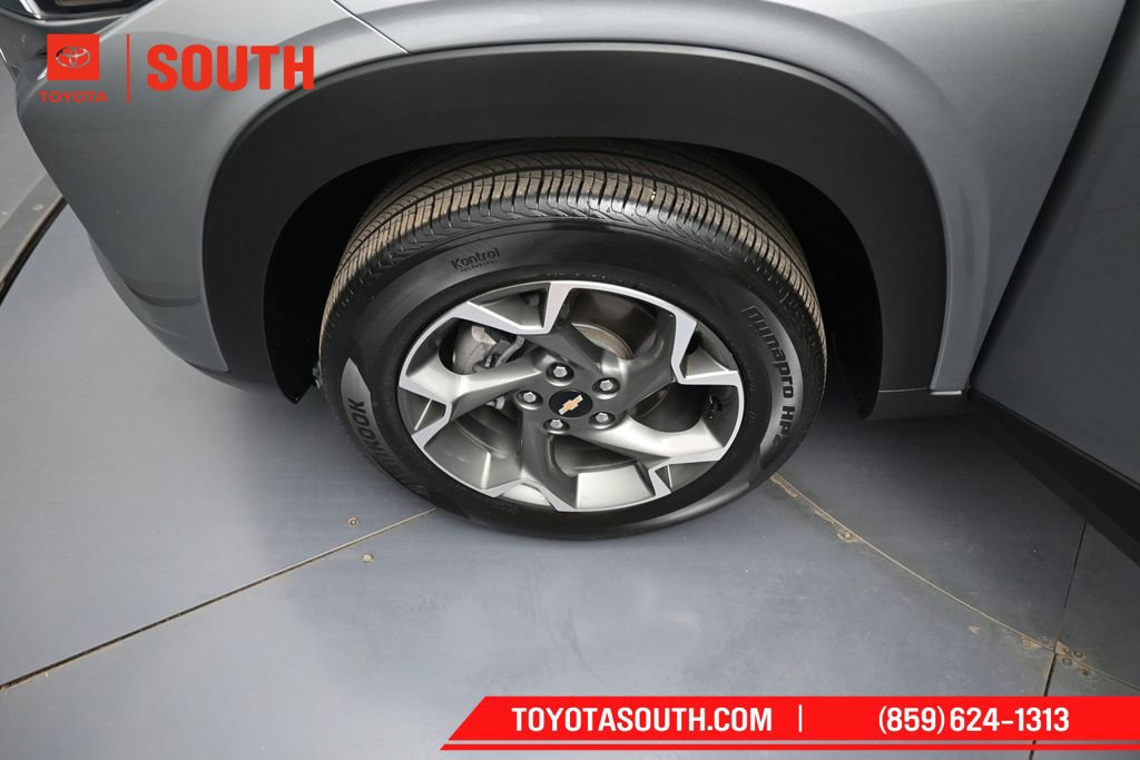 Used 2025 Chevrolet Trax LT w/ LT Convenience Package FWD image 34
