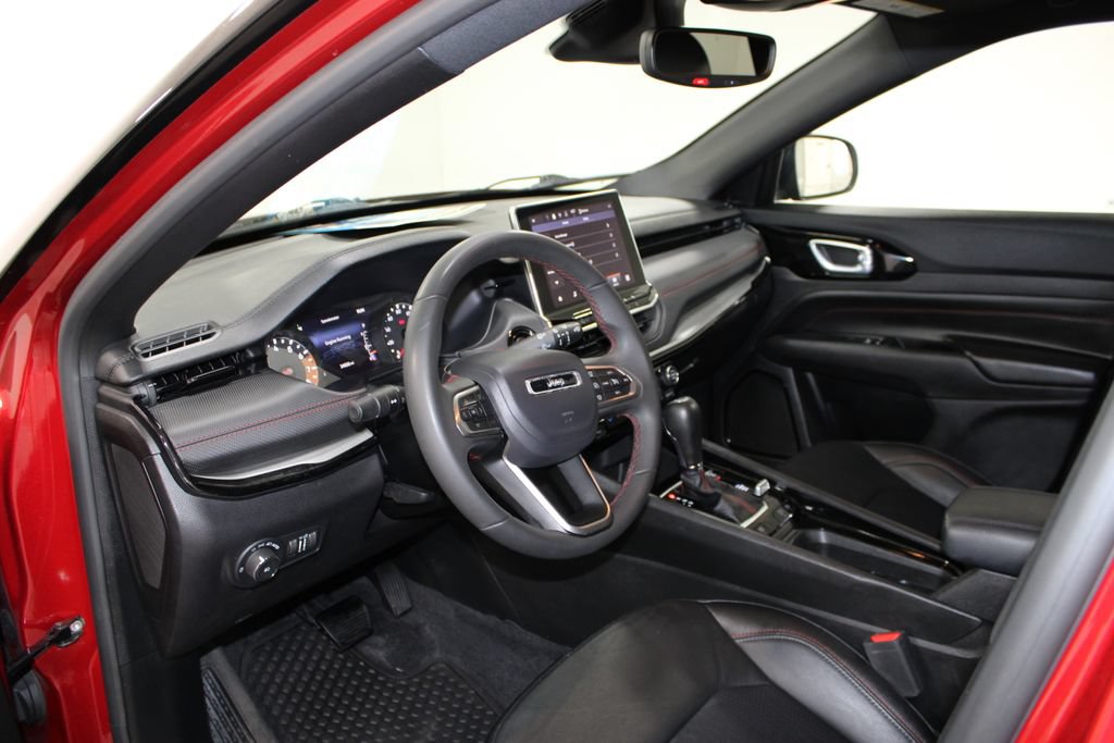 Used 2025 Jeep Compass Trailhawk AWD/4WD image 19