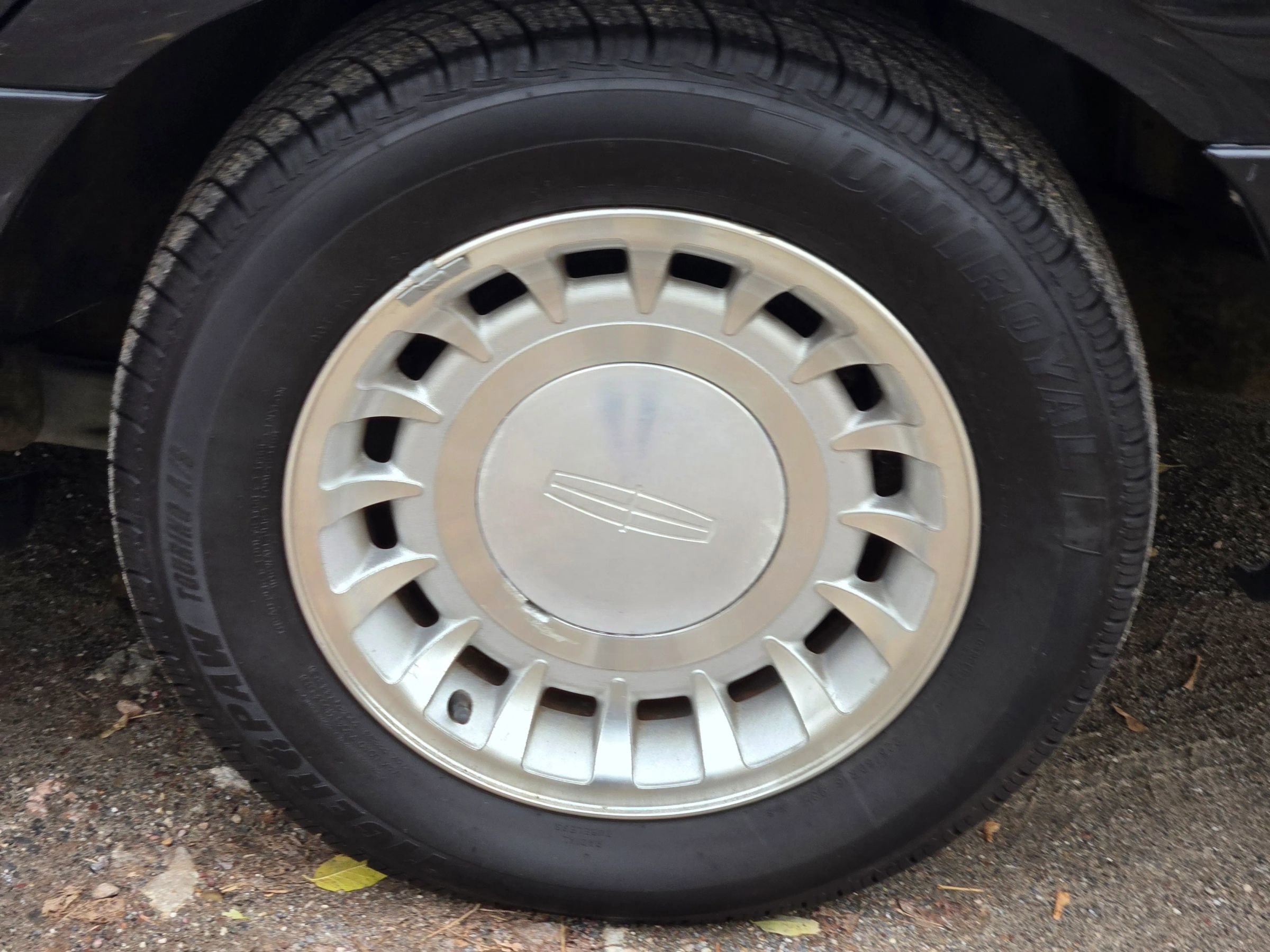 Used 2000 Lincoln Town Car Executive RWD image 13