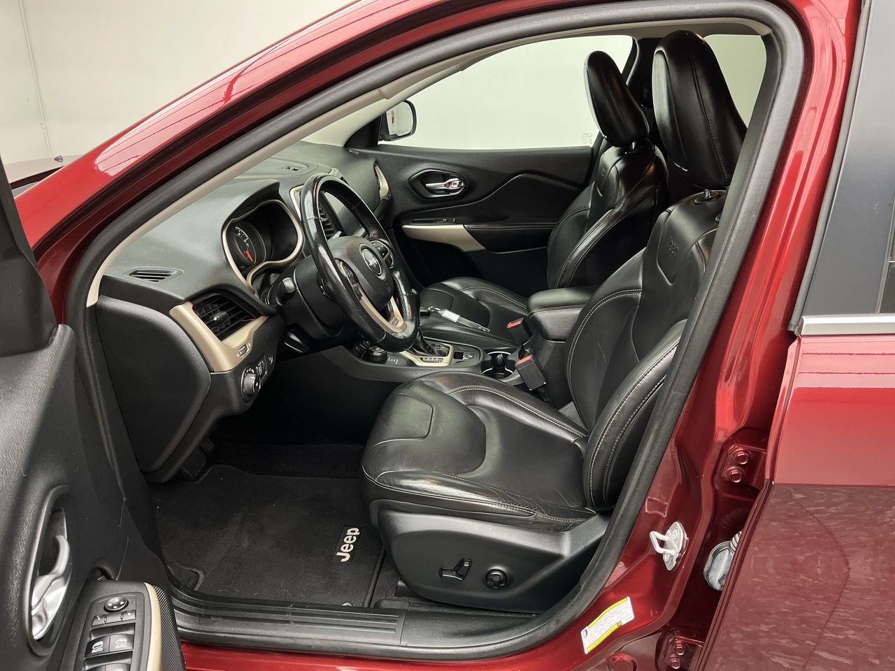 Used 2018 Jeep Cherokee Limited AWD/4WD image 3