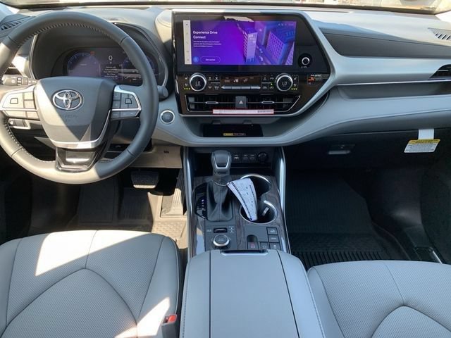 New 2025 Toyota Highlander Platinum AWD/4WD image 15