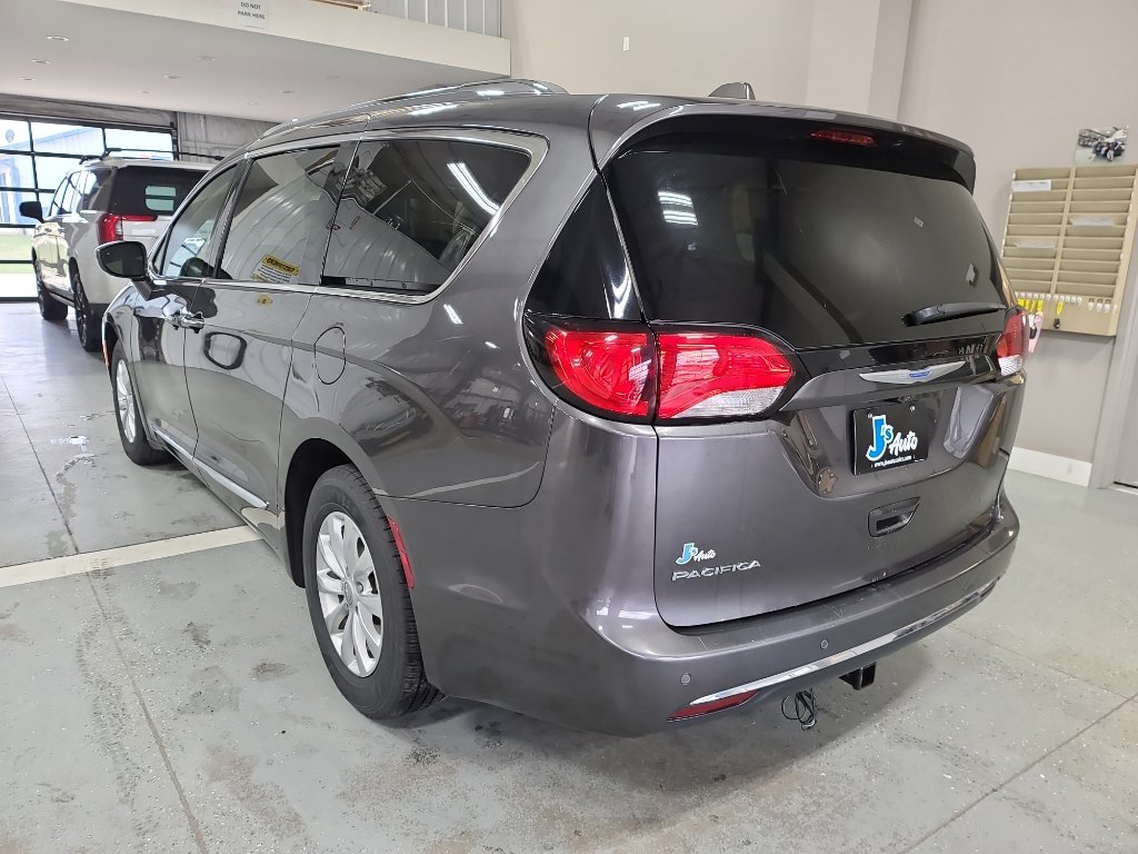 Used 2018 Chrysler Pacifica Touring-L image 5