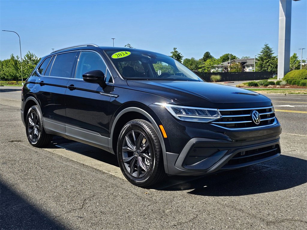 Used 2024 Volkswagen Tiguan SE w/ Panoramic Sunroof Package image 3