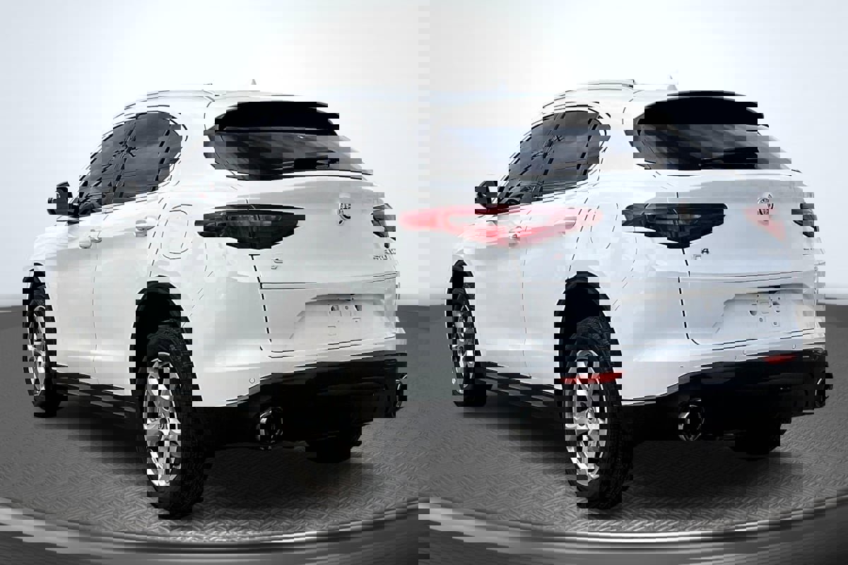 Used 2018 Alfa Romeo Stelvio AWD image 2