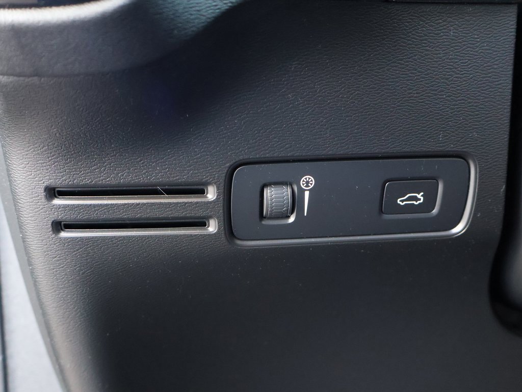 Used 2022 Volvo XC40 T5 Momentum image 40