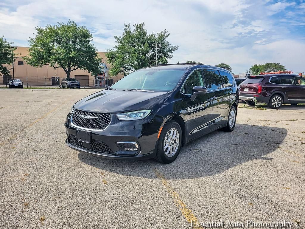 Used 2023 Chrysler Pacifica Touring-L FWD image 9