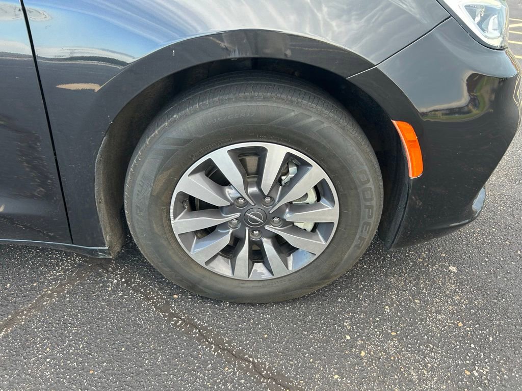 Used 2023 Chrysler Pacifica Touring-L FWD image 2
