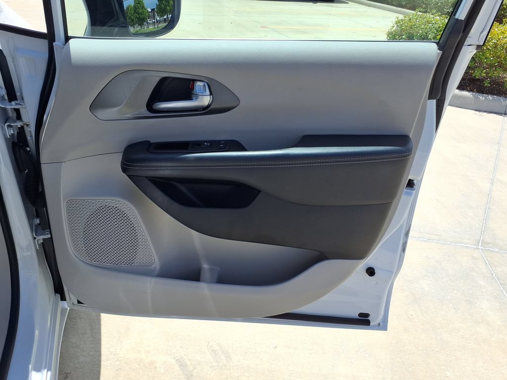 Used 2024 Chrysler Pacifica Touring-L FWD image 23