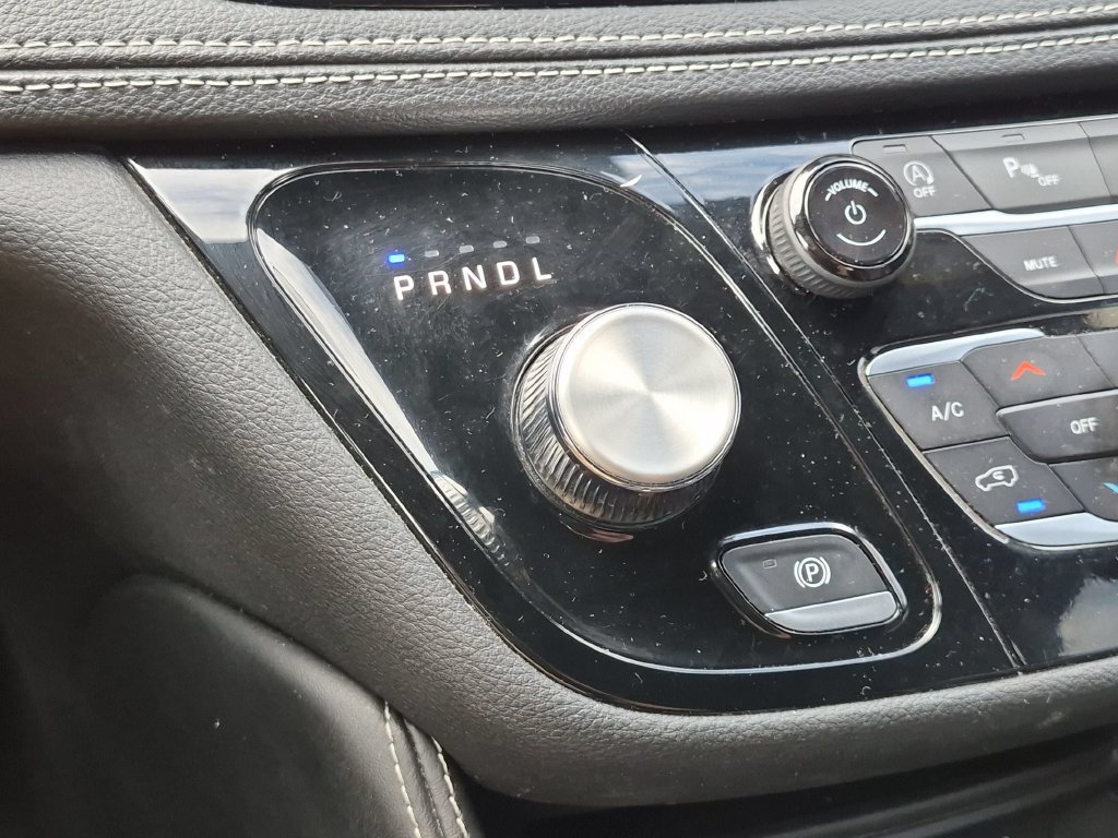 Used 2025 Chrysler Pacifica Limited FWD image 16