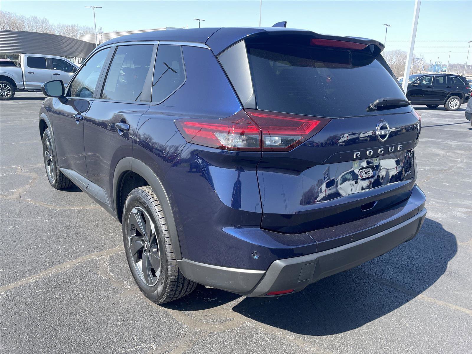 Used 2025 Nissan Rogue SV image 3