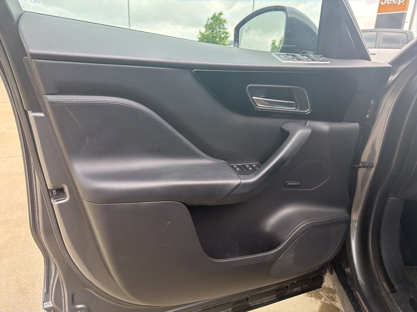 Used 2019 Jaguar F-PACE Premium image 11