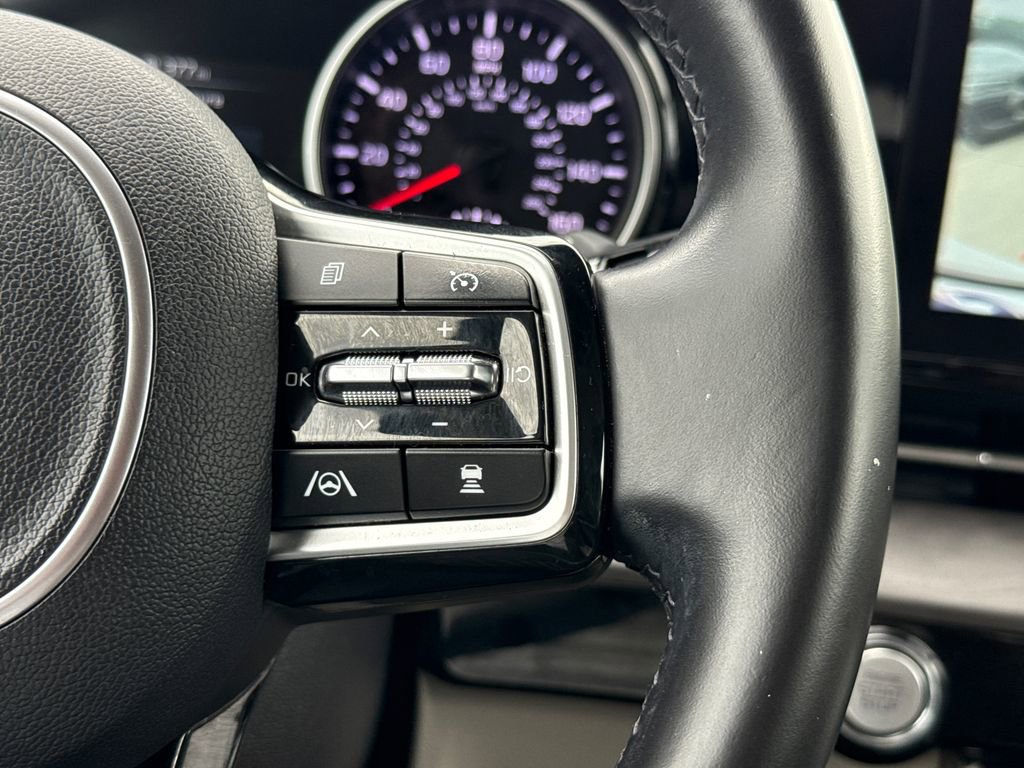 Used 2022 Kia Carnival EX FWD image 27