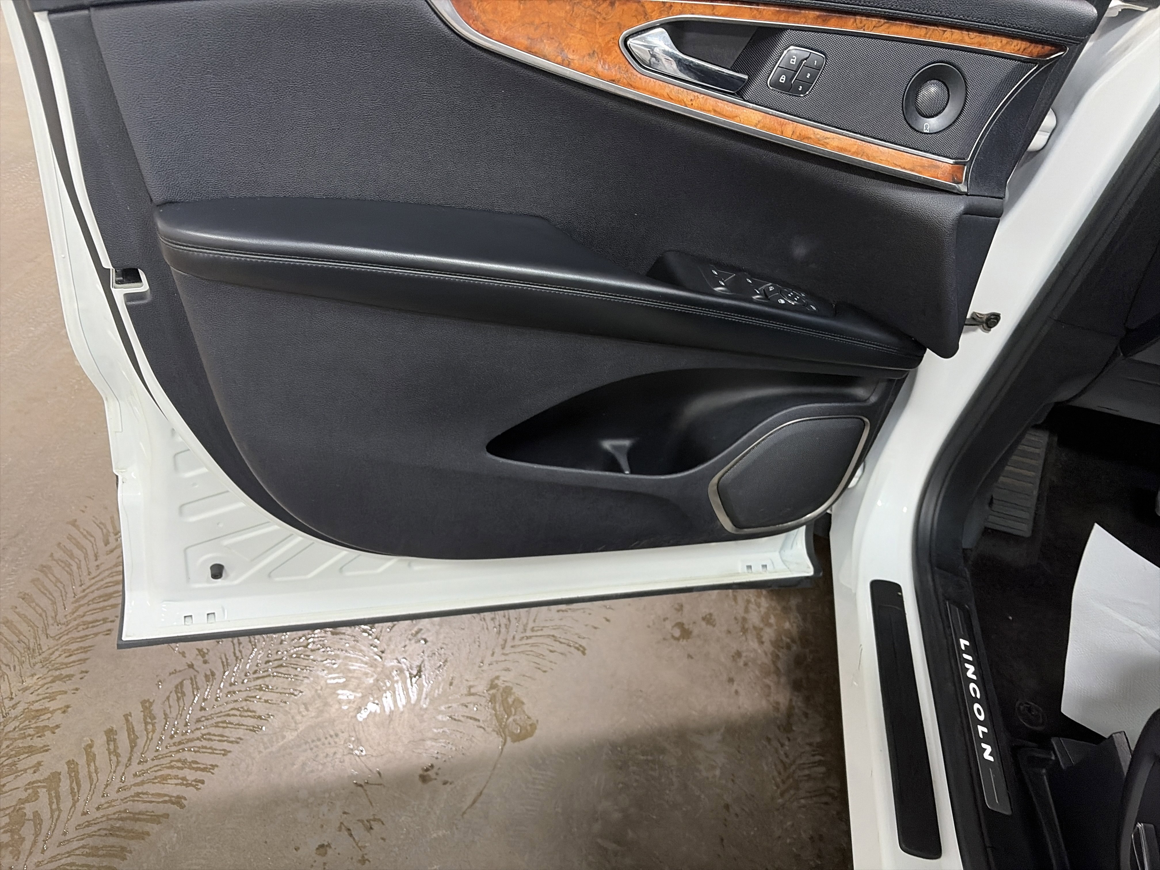 Used 2020 Lincoln Nautilus Reserve w/ Cargo Utility Package image 12