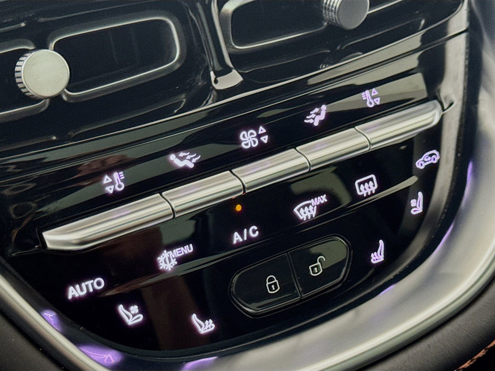 Used 2022 Aston Martin DBX image 18