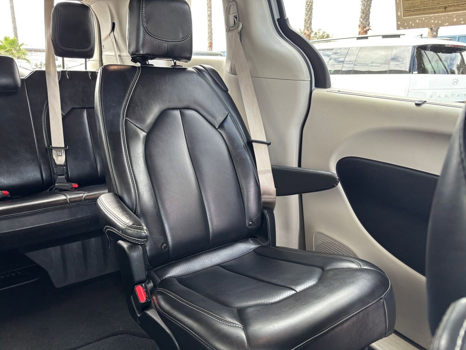 Used 2023 Chrysler Pacifica Touring-L FWD image 40