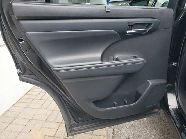 Used 2022 Toyota Highlander XLE FWD image 34