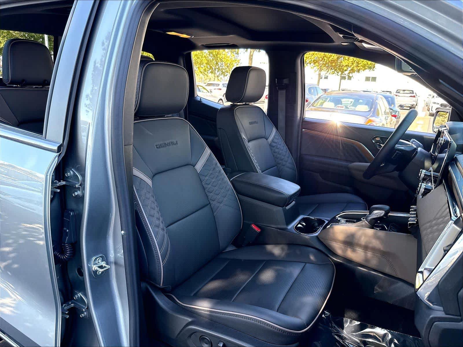 Used 2025 GMC Canyon Denali AWD/4WD image 29