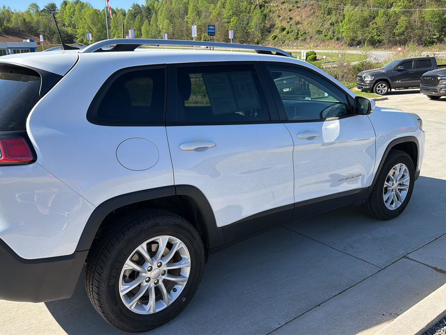 Used 2021 Jeep Cherokee Latitude w/ Mopar Interior Package AWD/4WD image 3