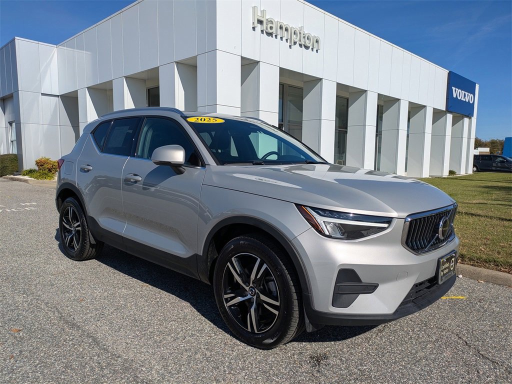 Certified 2025 Volvo XC40 B5 Core image 2