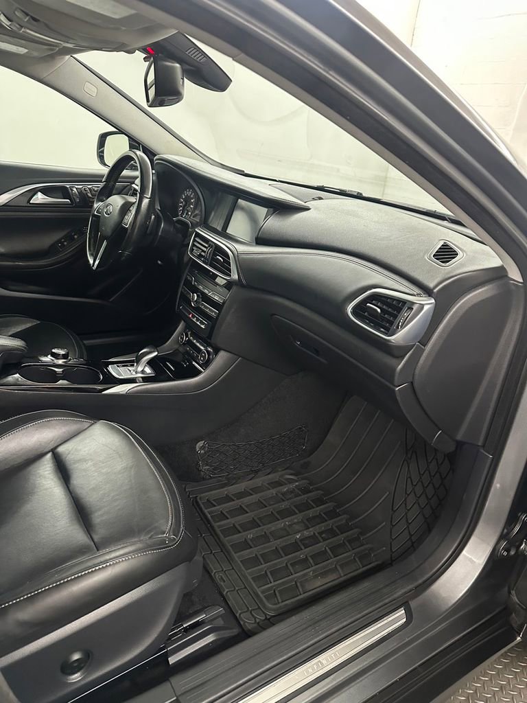 Used 2017 INFINITI QX30 Premium w/ Navigation Package image 36