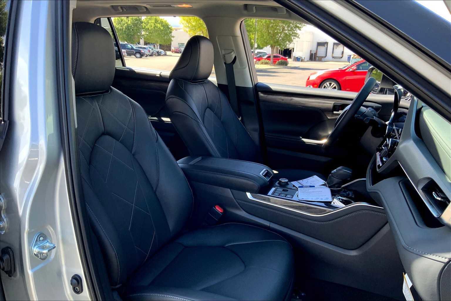 Used 2025 Toyota Highlander Platinum image 7