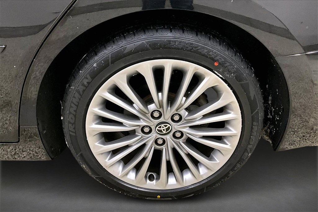 Used 2020 Toyota Avalon Limited image 31