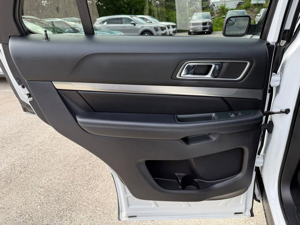 Used 2018 Ford Explorer XLT w/ Equipment Group 202A AWD/4WD image 12