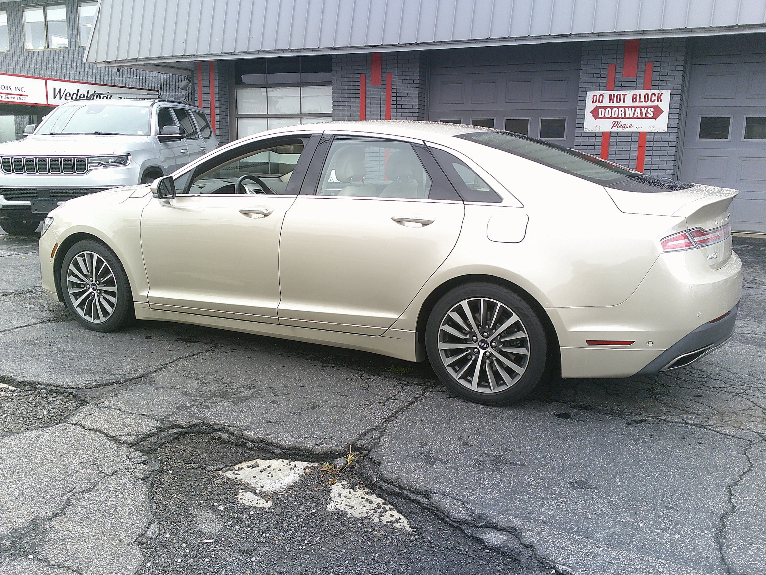 Used 2017 Lincoln MKZ Select w/ Technology Package FWD image 11
