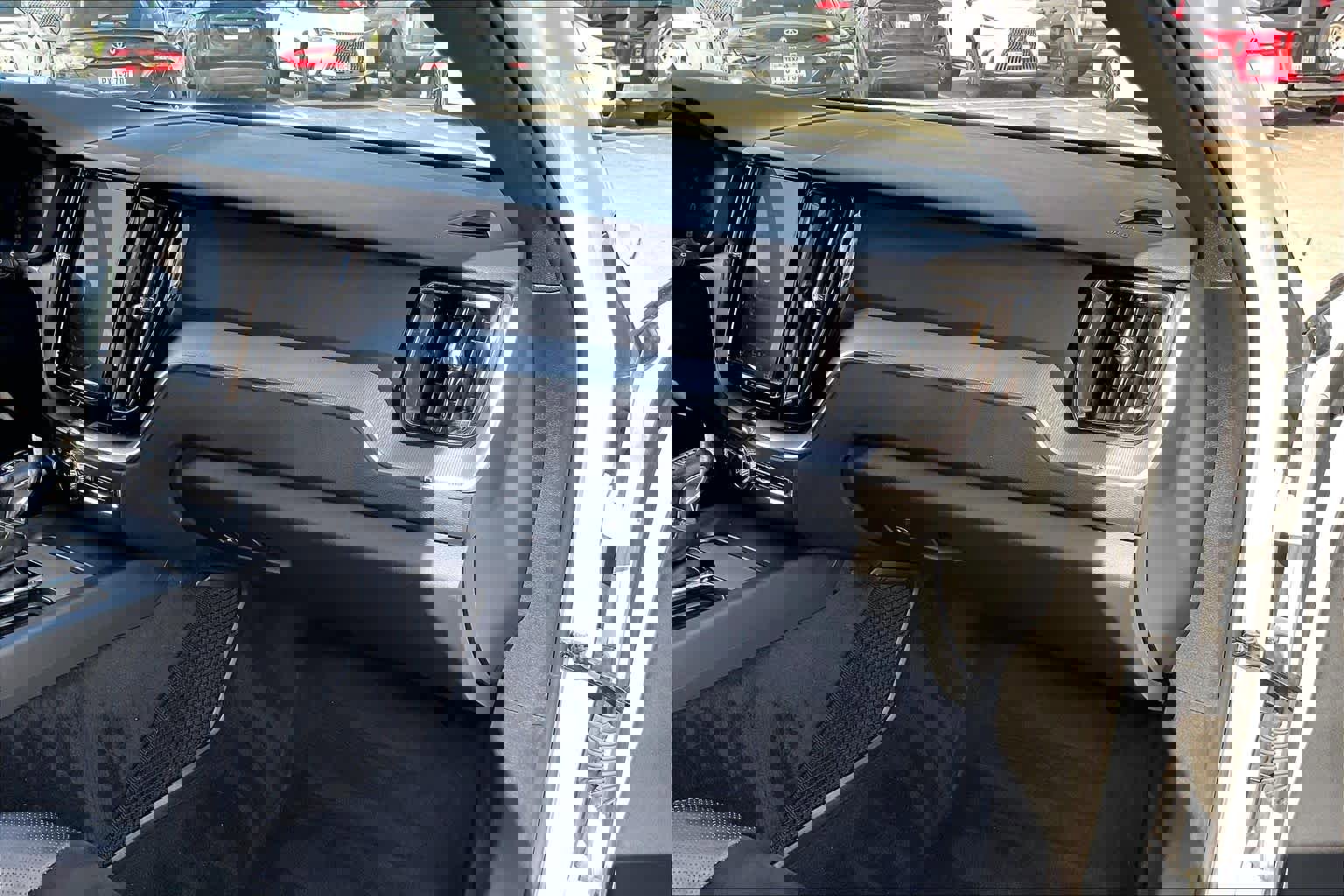 Used 2018 Volvo XC60 T5 R-Design w/ Convenience Package image 16