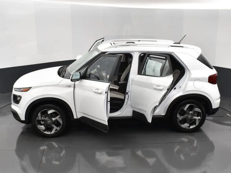 Used 2025 Hyundai Venue SEL image 7