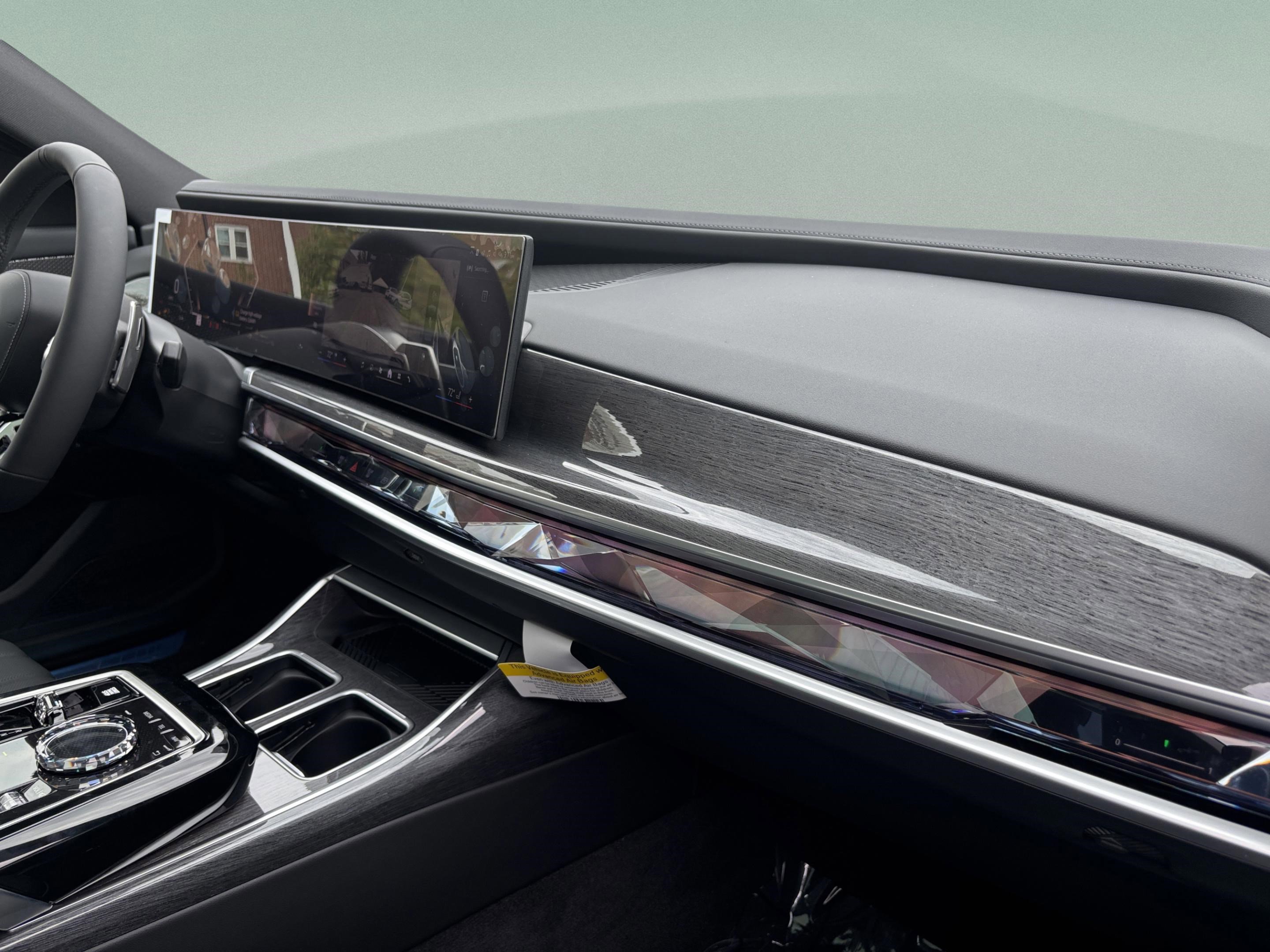 New 2026 BMW 750e xDrive image 32