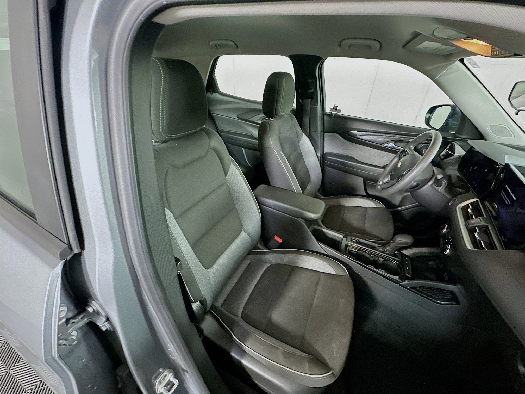 Used 2024 Chevrolet TrailBlazer LS image 30