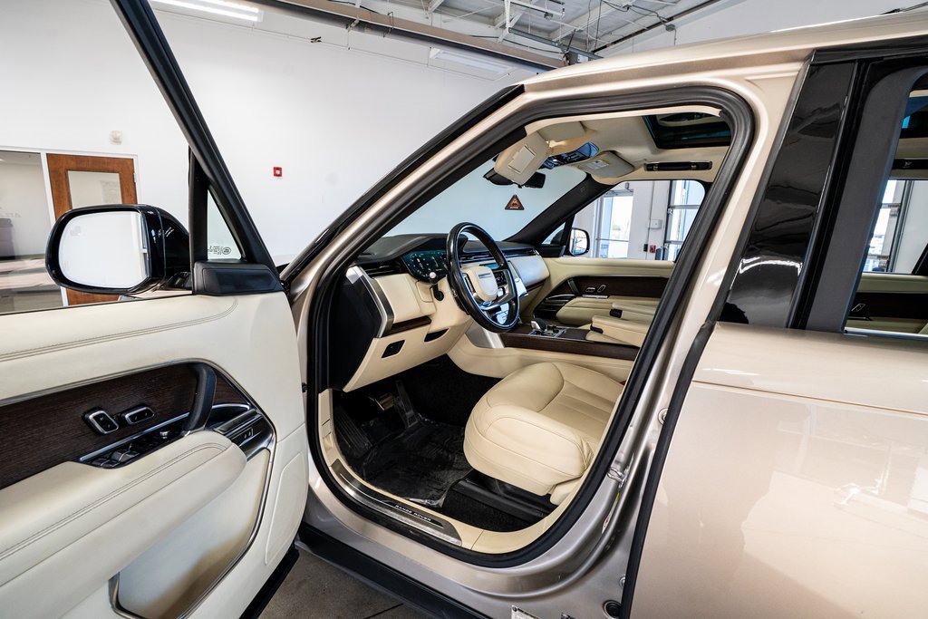 Used 2023 Land Rover Range Rover Long Wheelbase SE image 32
