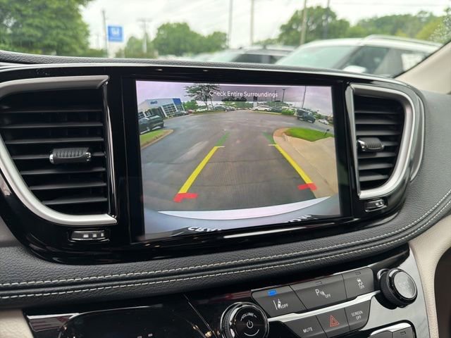 Used 2023 Chrysler Pacifica Touring-L FWD image 16