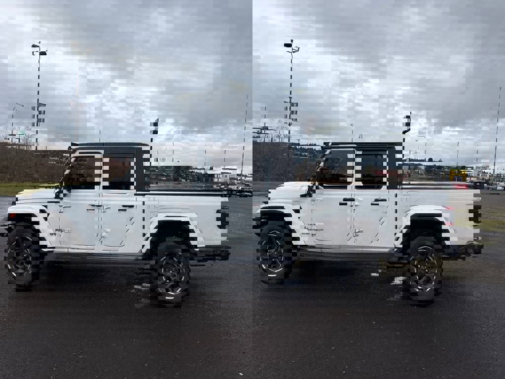 Used 2021 Jeep Gladiator Overland image 12