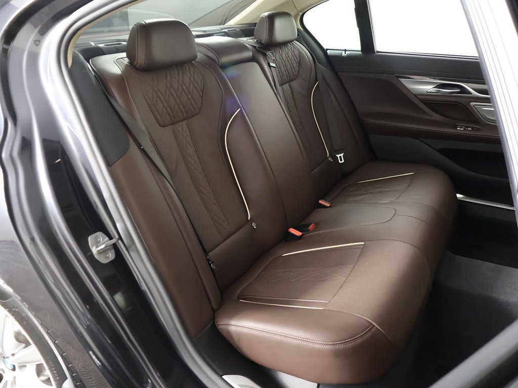 Used 2022 BMW 740i xDrive w/ Premium Package image 38