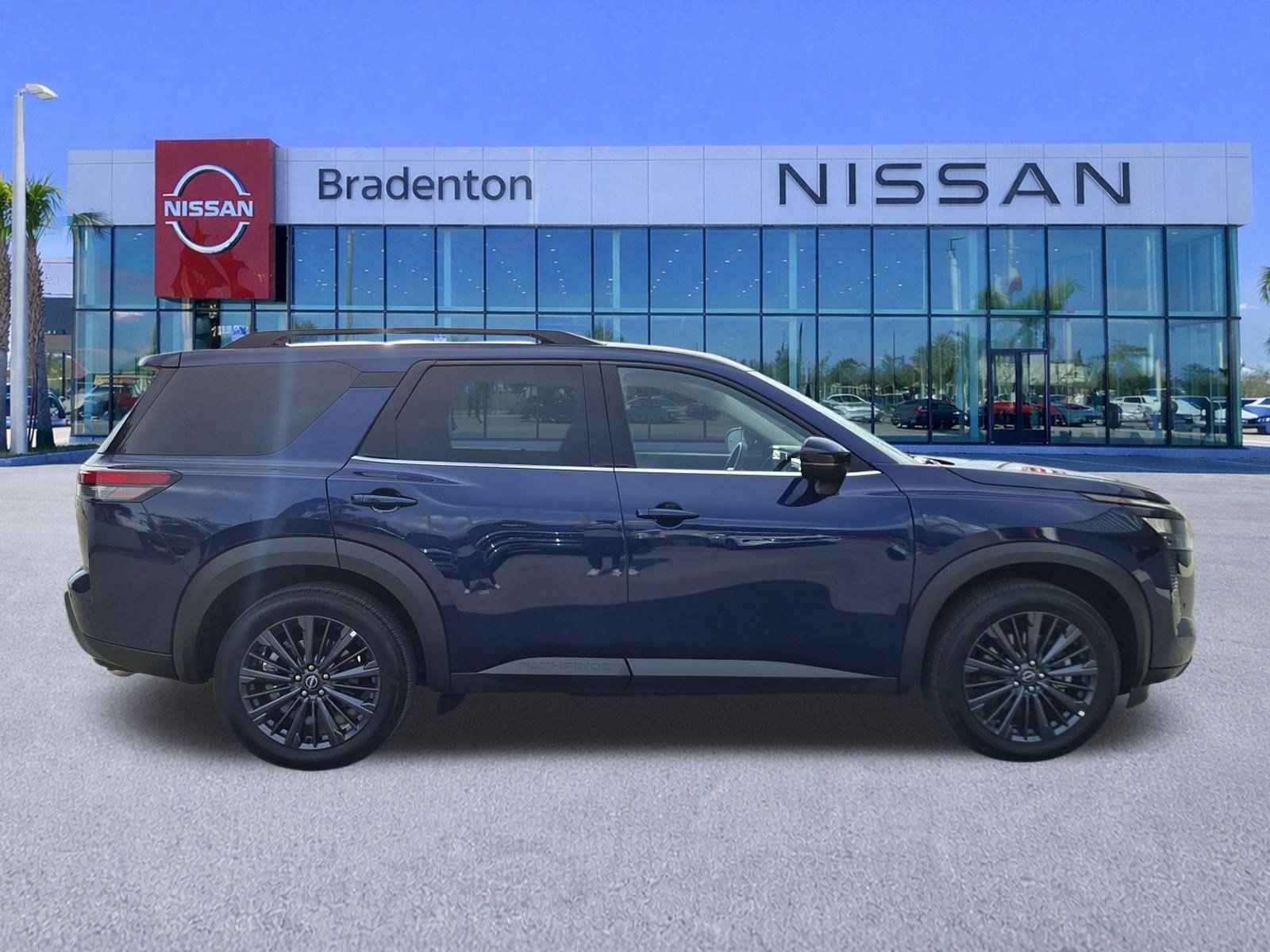 Used 2026 Nissan Pathfinder SL w/ SL Premium Package FWD image 4