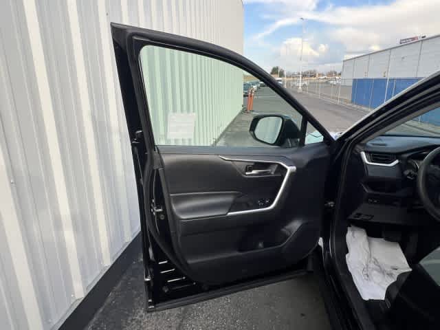 Used 2021 Toyota RAV4 XLE w/ Convenience Package image 14