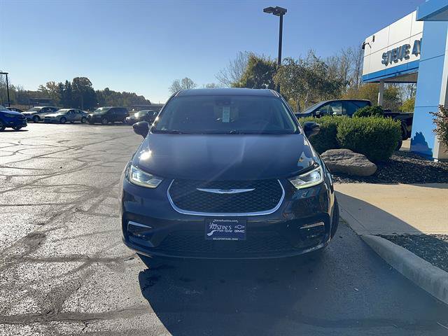 Used 2023 Chrysler Pacifica Touring-L FWD image 2
