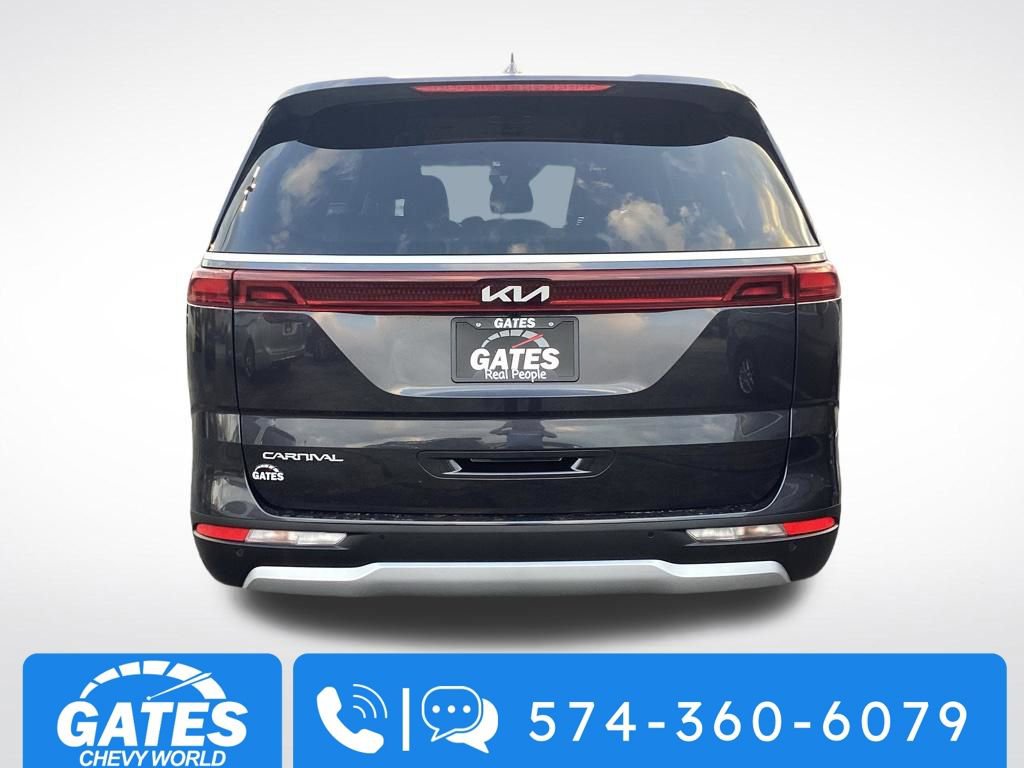 Used 2024 Kia Carnival EX image 8