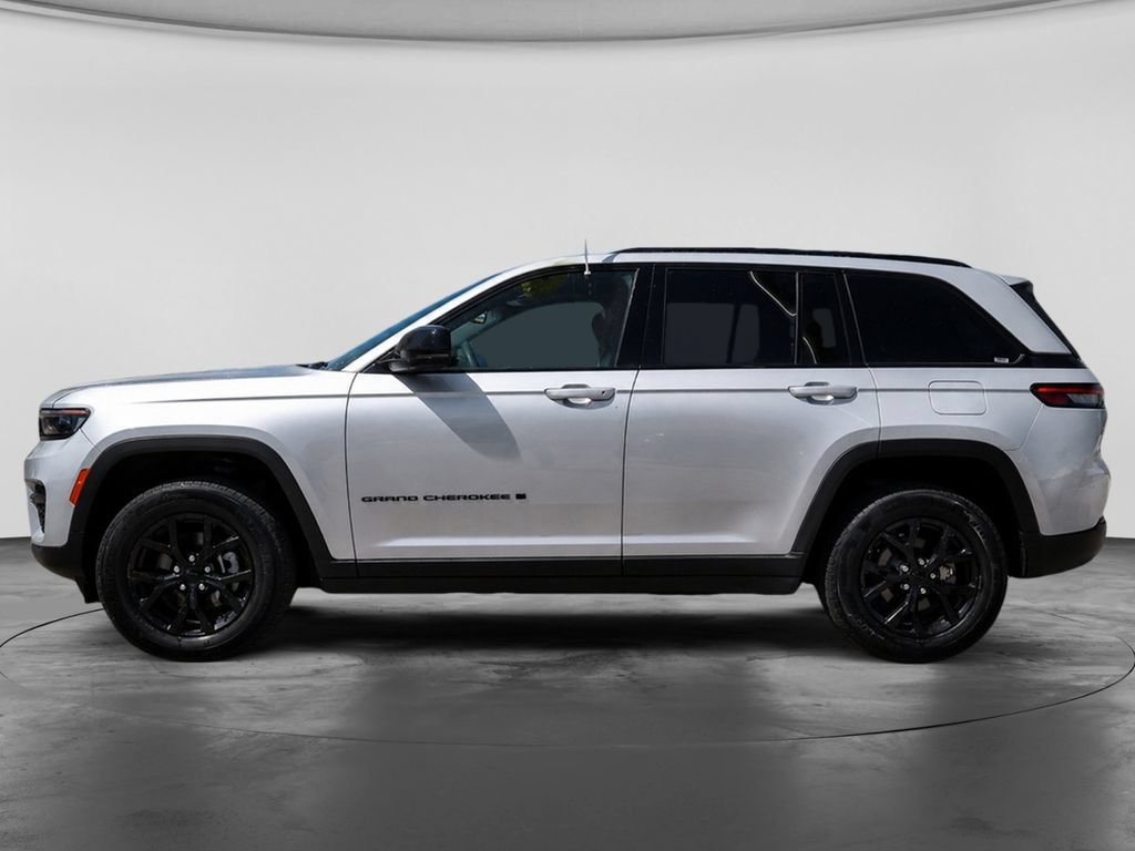 Used 2024 Jeep Grand Cherokee Altitude AWD/4WD image 5