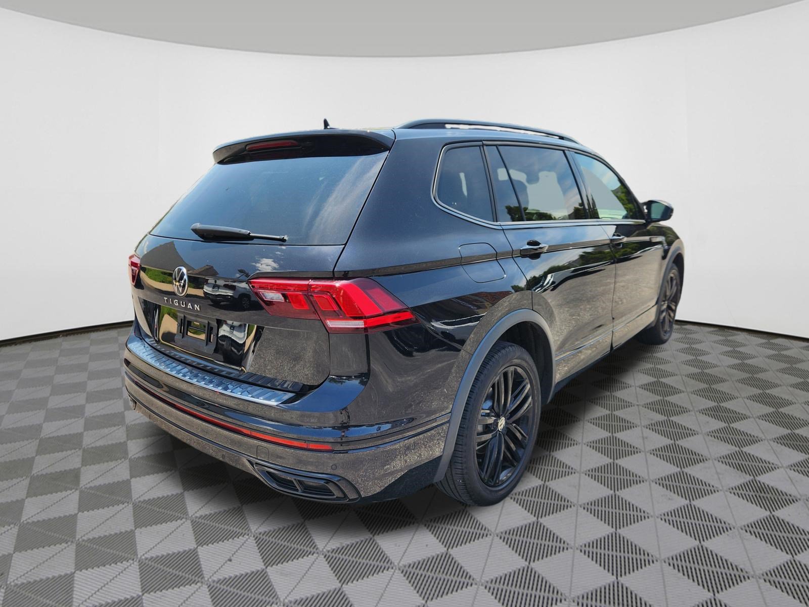 Certified 2022 Volkswagen Tiguan SE R-Line FWD image 4