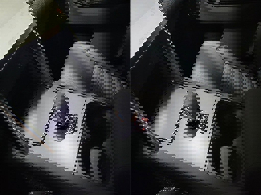 New 2024 Land Rover Discovery Sport Dynamic SE image 20